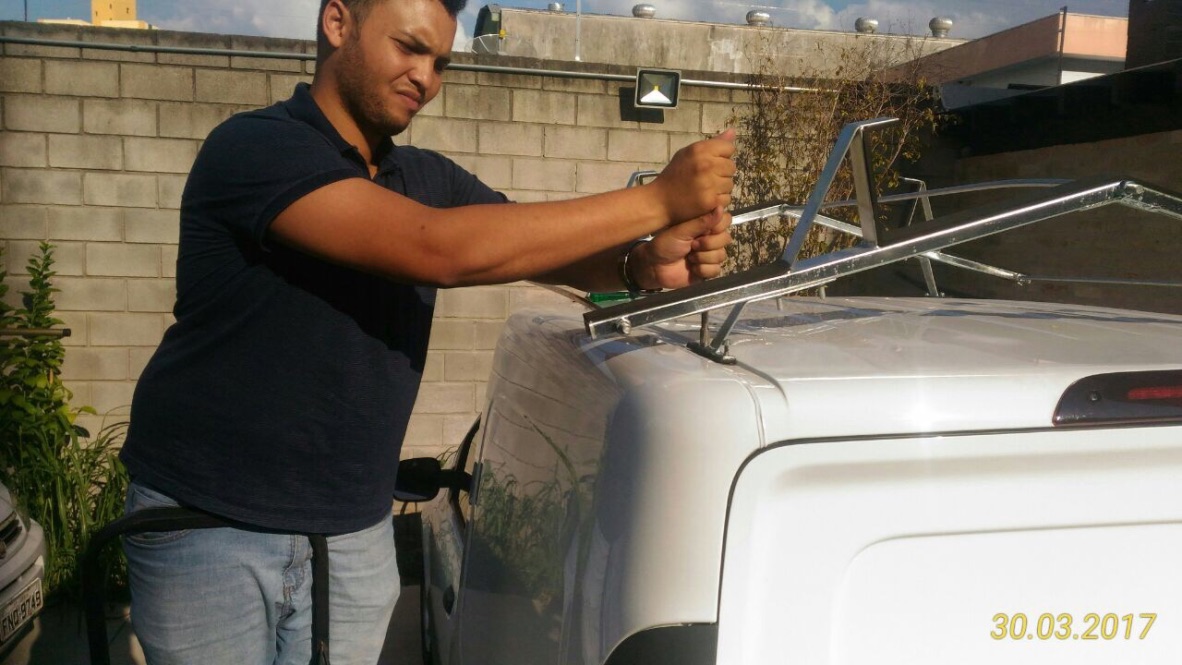 Alan Silvano preparando estrutura de trabalho no início da trajetória