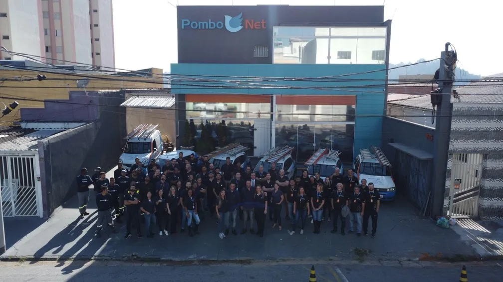 Equipe da Pombonet em frente à sede da empresa